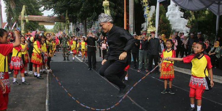 Keceriaan Bupati Anas dan Ribuan Anak SD Bermain Alat Tradisional – PDI