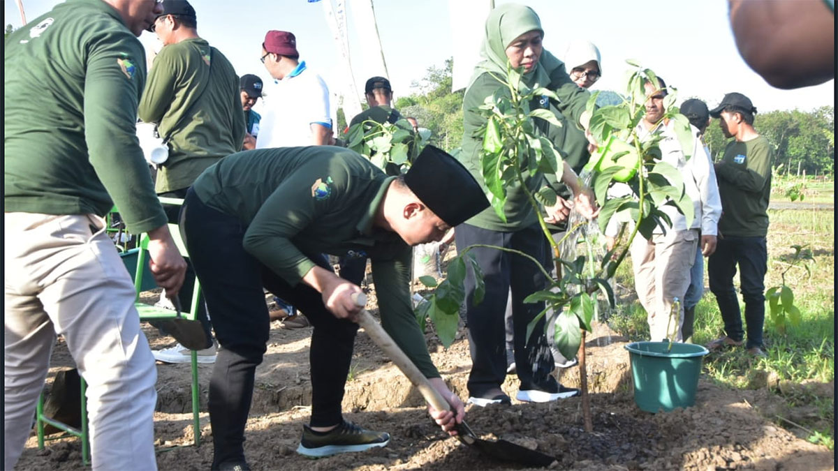 HMPI 2022 Mas Ipin Dampingi Gubernur Jatim Hijaukan Lahan Bekas