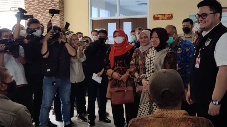 Risma Tinjau Operasi Katarak Massal Gratis Di Kediri PDI Perjuangan