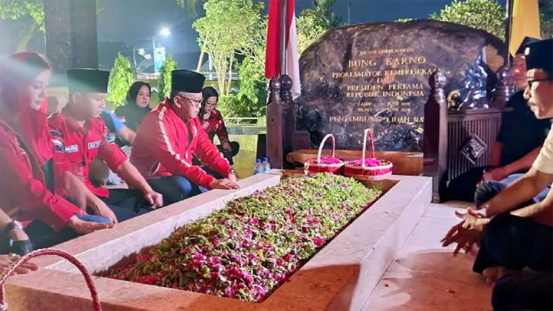 Jelang Ramadhan Sekjen Hasto Kristiyanto Ziarah Ke Makam Bung Karno