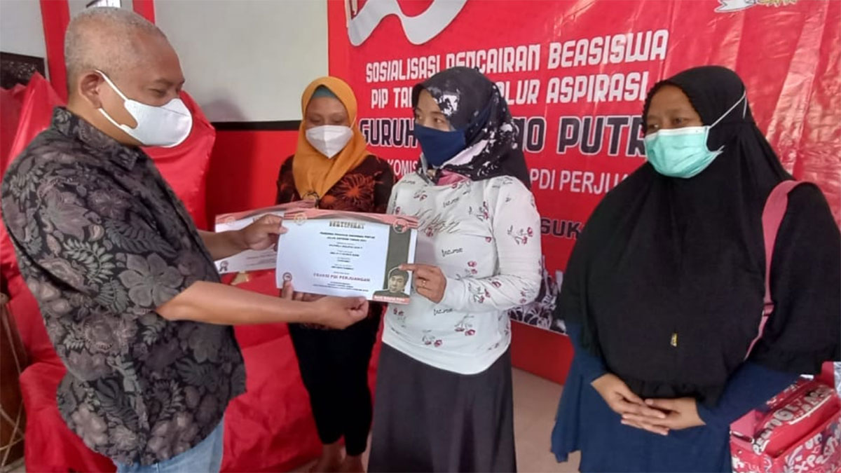 Guruh Kembali Bagikan Ratusan Beasiswa Pip Untuk Pelajar Kabupaten Blitar Pdi Perjuangan Jawa Timur