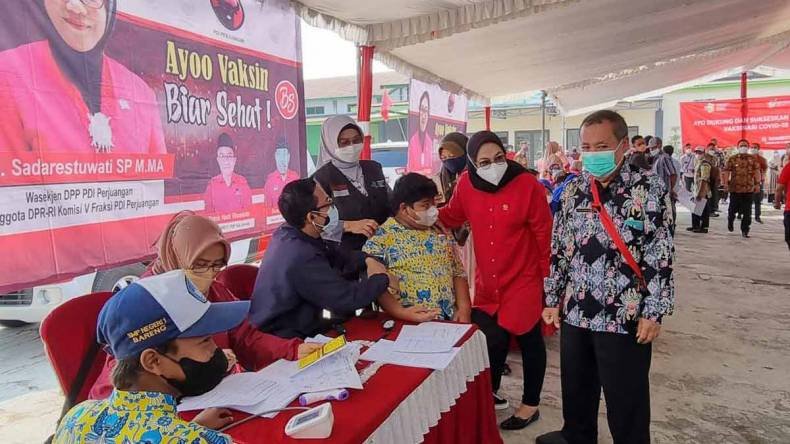 Dukung Jombang Capai Herd Immunity, Sadarestuwati Salurkan 1000 Dosis Vaksin