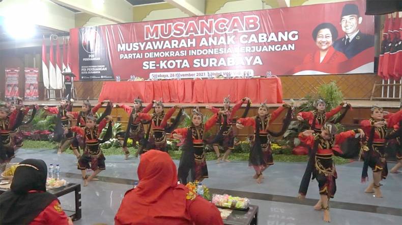 Ketika Semangat Banteng Surabaya Terhentak Gedrukan Kaki Puluhan Penari Remo