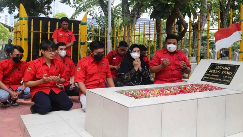 Tabur Bunga Di Makam Bung Tomo Dpc Surabaya Libatkan Kader Milenial