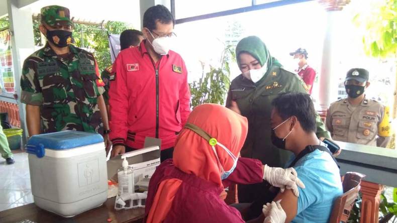 Banteng Ponorogo Terus Kawal Percepatan Vaksinasi Lansia Sambil bagi Doorprize