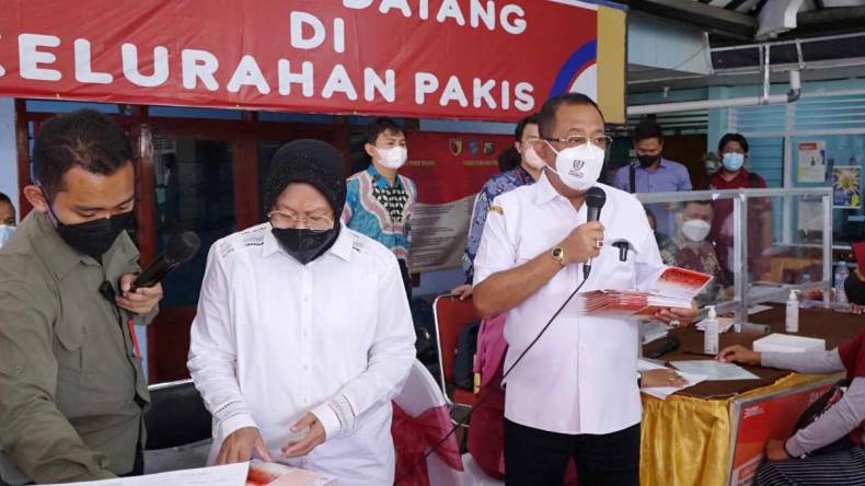 Risma Bagikan PKH Tunai di Kecamatan Tambaksari, Armuji Bantu Jemput Warga