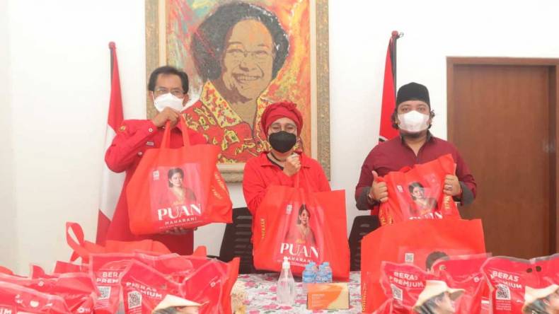 Indah Kurnia Bagikan Beras Bantuan Puan Maharani di Surabaya dan Sidoarjo
