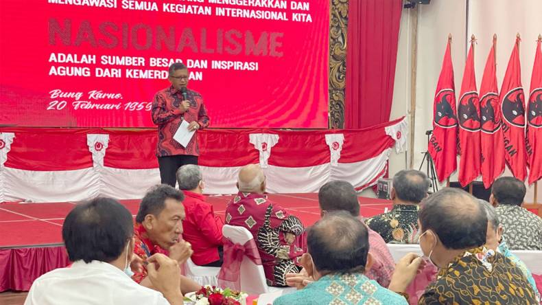 
Sekjen DPP PDI Perjuangan, Hasto Kristiyanto membacakan isi pesan Megawati kepada TPDI.