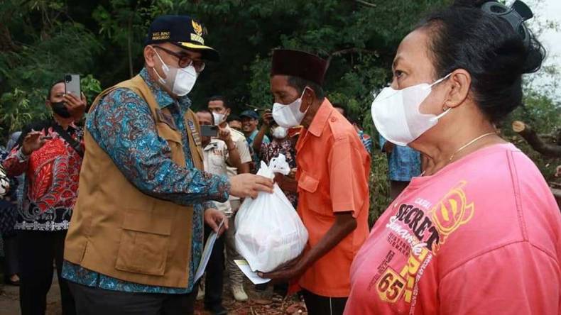 Puting Beliung, Plt Bupati Timbul Pantau Lokasi dan Beri Bantuan Warga Terdampak