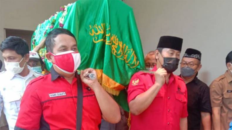 Mertua Wali Kota Eri Wafat, Kader Banteng Surabaya Antar hingga Peristirahatan Terakhir