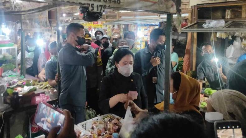 Blusukan ke Pasar Tambahrejo Surabaya, Puan Maharani Borong Jajan dan Bumbu