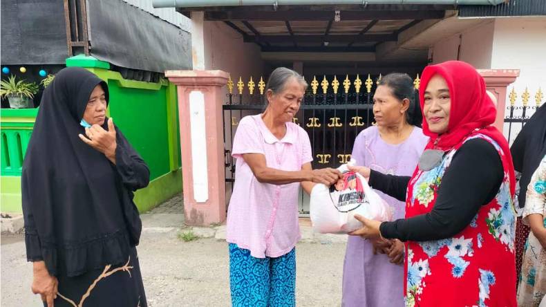 DPC PDI Perjuangan Bangkalan Bagikan Paket Sembako untuk Warga Kurang Mampu