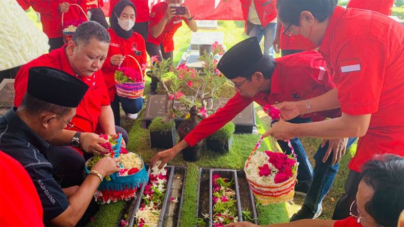 Peringati 26 Tahun Kudatuli, Banteng Surabaya Ziarah Ke Makam Pejuang ...