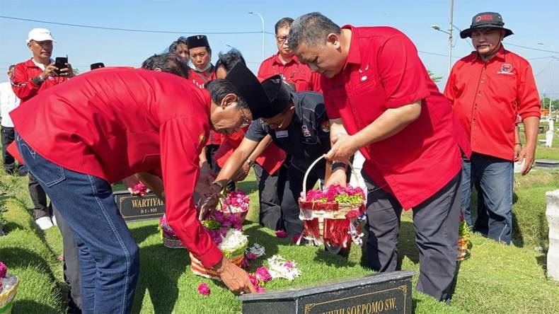 Peringati 26 Tahun Kudatuli, Banteng Surabaya Ziarah Ke Makam Pejuang ...