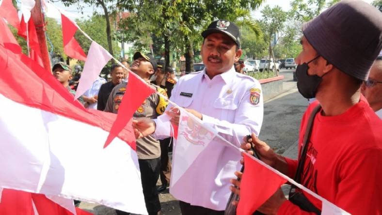 Pemkab Ngawi Bagikan 20 Ribu Bendera Merah Putih Gratis, Belinya dari Pedagang Musiman dan UMKM
