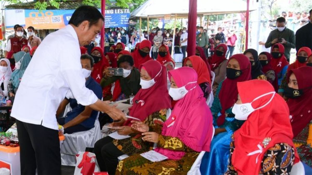 Jokowi Bagikan Bansos di Pasar Larangan Sidoarjo, Pedagang Tak Menyangka Bertemu Presiden