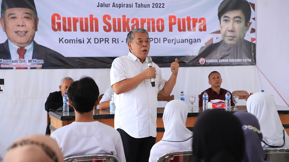 Kusnadi Salurkan Beasiswa PIP Aspirasi Guruh Sukarno di Ambulu Jember