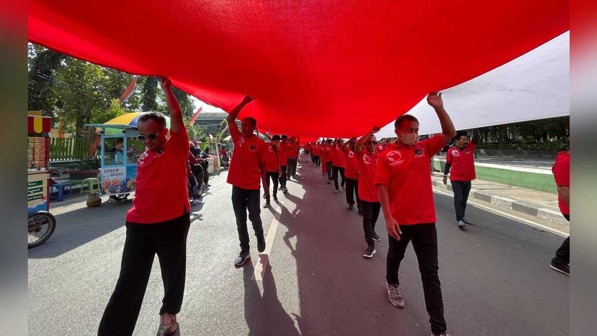 1.200 Peserta Pawai Merah Putih DPC Bojonegoro Mengarak Bendera Raksasa lanjut Senam Sicita di Alun-alun