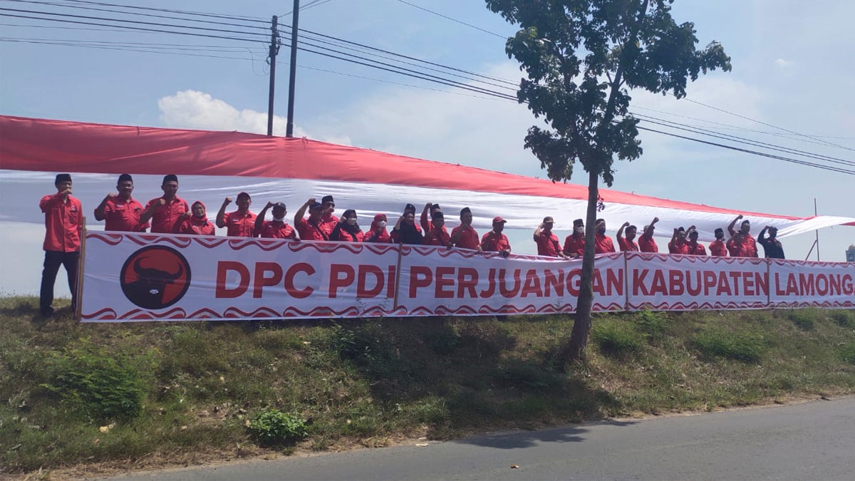 DPC Lamongan Bentangkan Bendera Merah Putih Sepanjang 577 Meter di Waduk Jotosanur