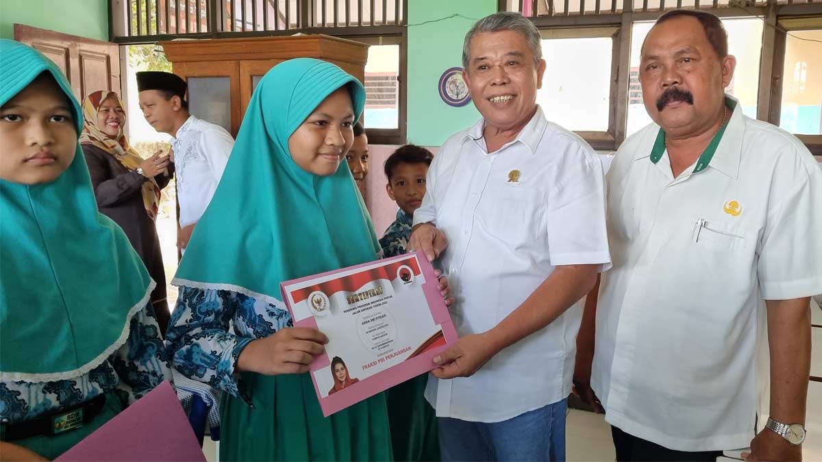 Ketua DPRD Jatim Salurkan Beasiswa PIP di 3 Kecamatan di Sidoarjo