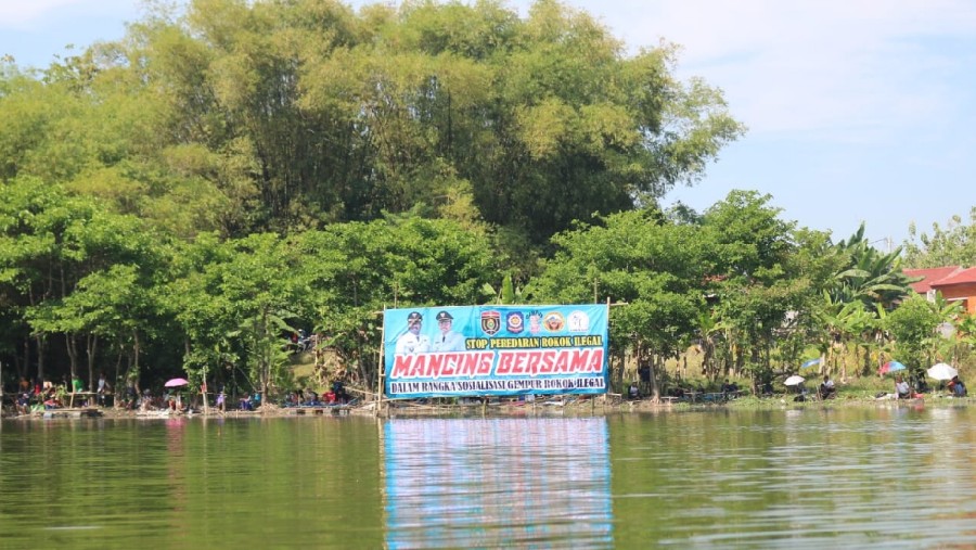 Melalui Mancing Bersama Wabup Antok Ajak Masyarakat Gempur Rokok