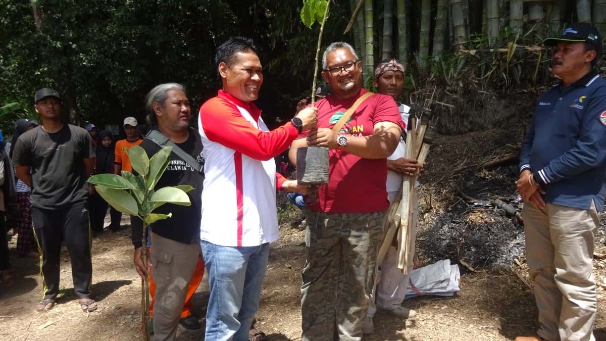 Sujatno dan Suyono Bersama Komunitas Peduli Lingkungan, Tanam Pohon dan Lepas Burung di Pacalan