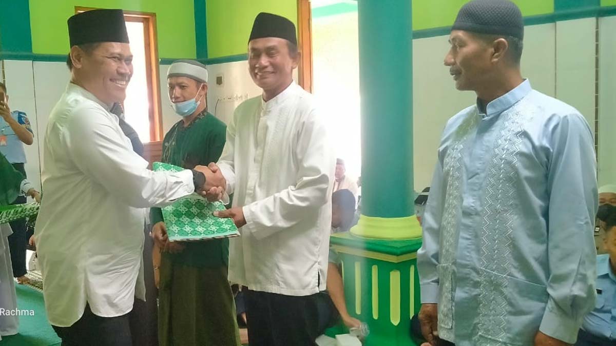 Ketua Dprd Magetan Dan Kepala Kantor Kemenag Serahkan Lima Sertifikat