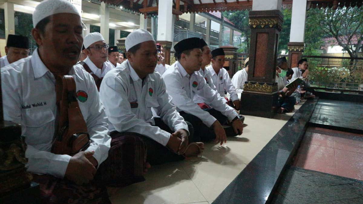 HSN, Bamusi Surabaya Ziarah ke Makam KH Hasyim Asyari dan Gusdur