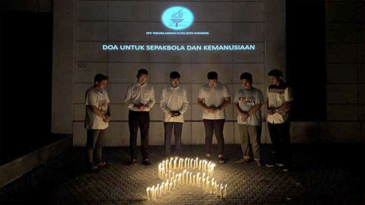 Prihatin Tragedi Kanjuruhan, Taruna Merah Putih Surabaya Nyalakan Lilin dan Doa Bersama