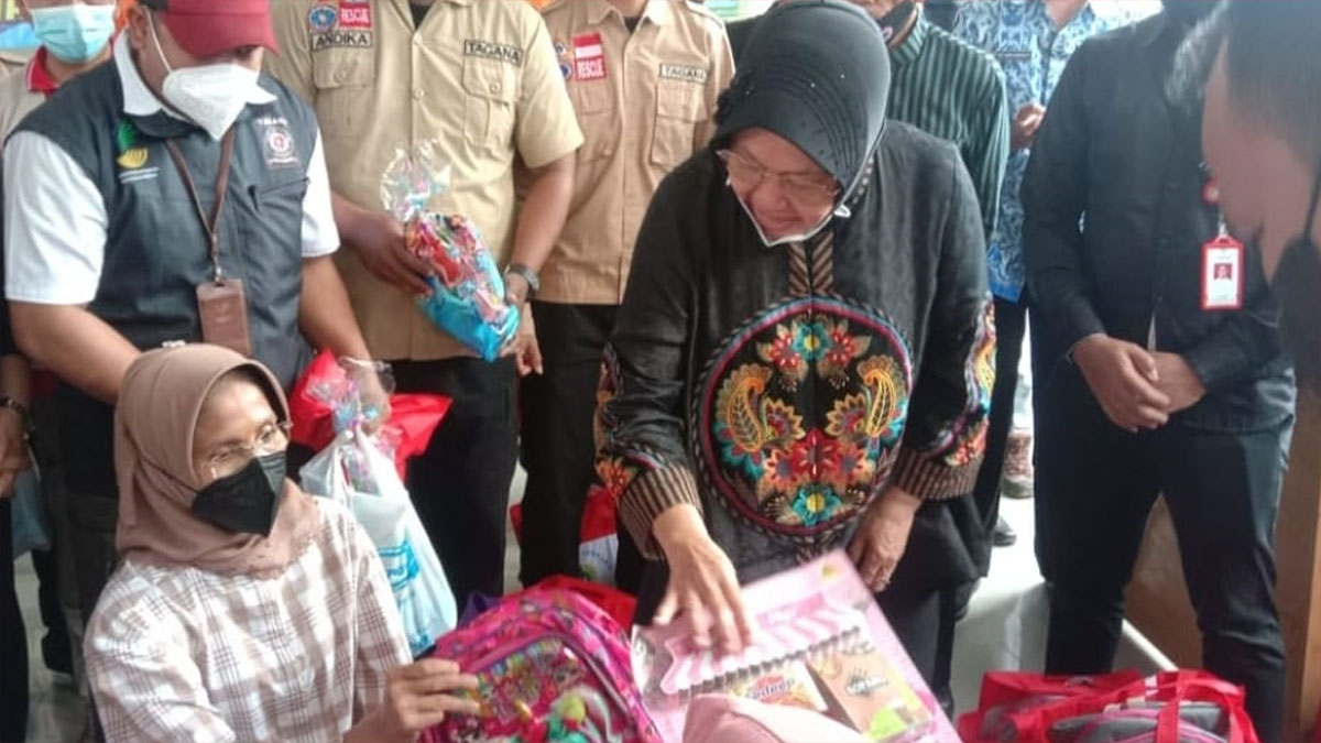 Beri Bantuan Korban Longsor Risma Sepakat Relokasi 200 An Kk Warga