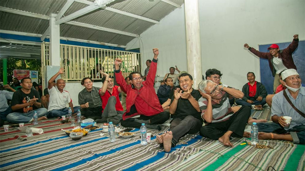 Adi Sutarwijono Nobar Piala Dunia di Balai RW Bersama Warga Kampung, Begini Keseruannya