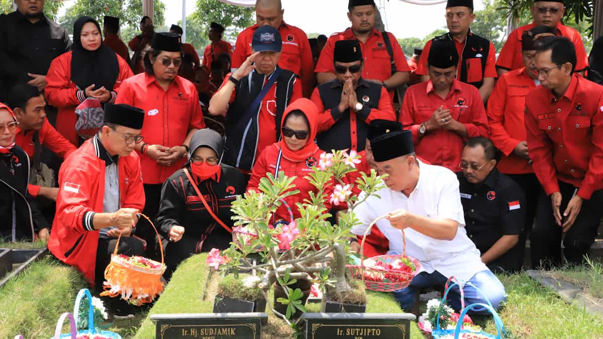 HUT Ke-50, PDI Perjuangan Jatim Ziarah Ke Makam Pejuang Partai - DPD ...