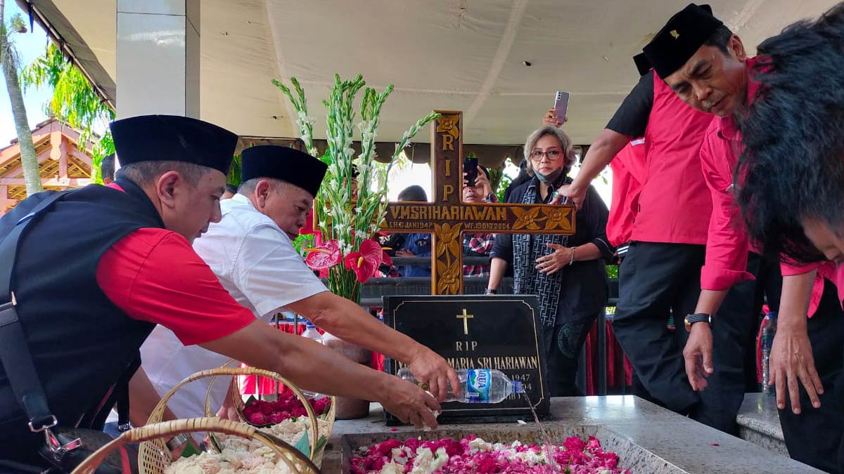 HUT Ke-50 Partai, Pengurus DPD Jatim Ziarah Makam Pejuang Partai, YA ...