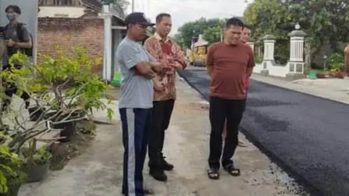 Tinjau Pengaspalan Jalan Di Kawedanan, Ketua DPRD Magetan: Kualitas ...