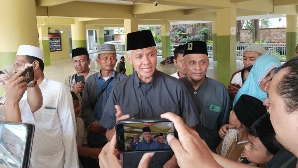 Jelang Ramadan, Gubernur Ganjar Pranowo Ziarah Ke Makam Para Wali Di ...