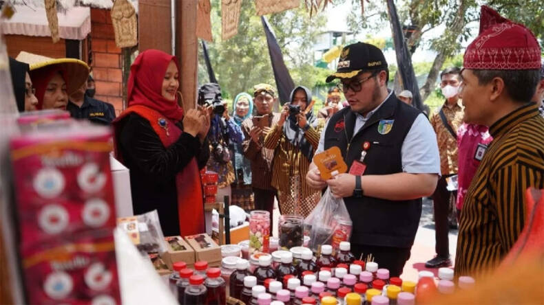 Mas Dhito Ajak ASN Pemkab Kediri Budayakan Beli Produk UMKM – PDI ...