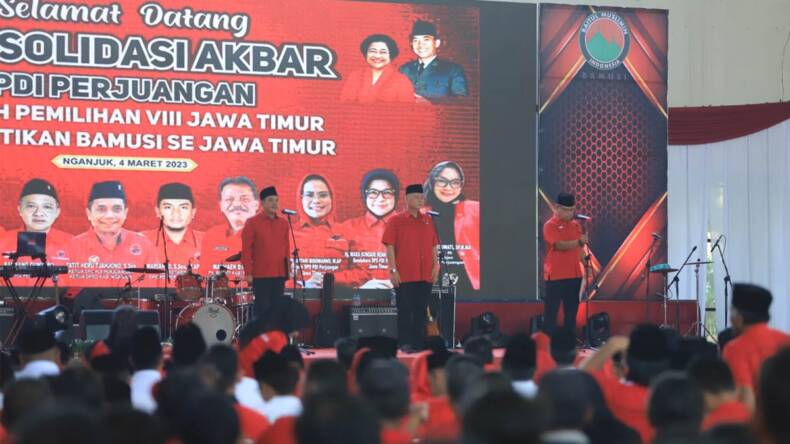 Ribuan Kader PDI Perjuangan Se-Dapil Jatim VIII Gelar Konsolidasi Akbar ...