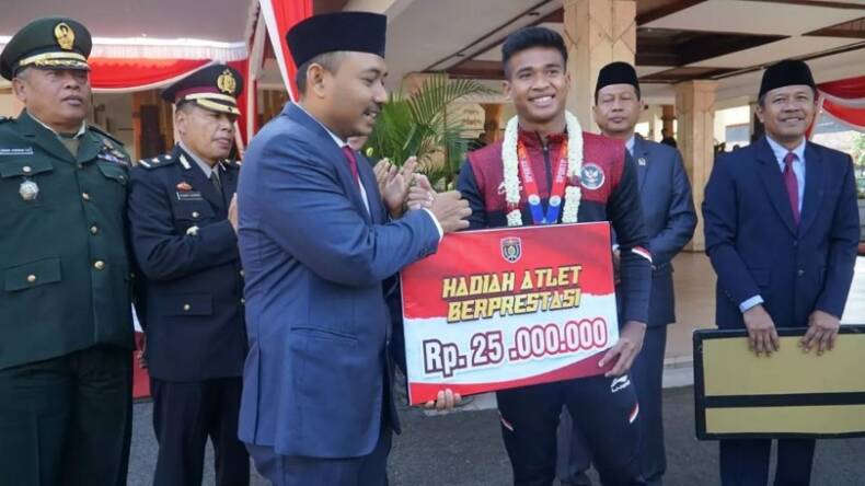 Bupati Ony Beri Hadiah Irfan Jauhari, Pemain Timnas Asal Ngawi yang Bobol Gawang Thailand di Final SEA Games