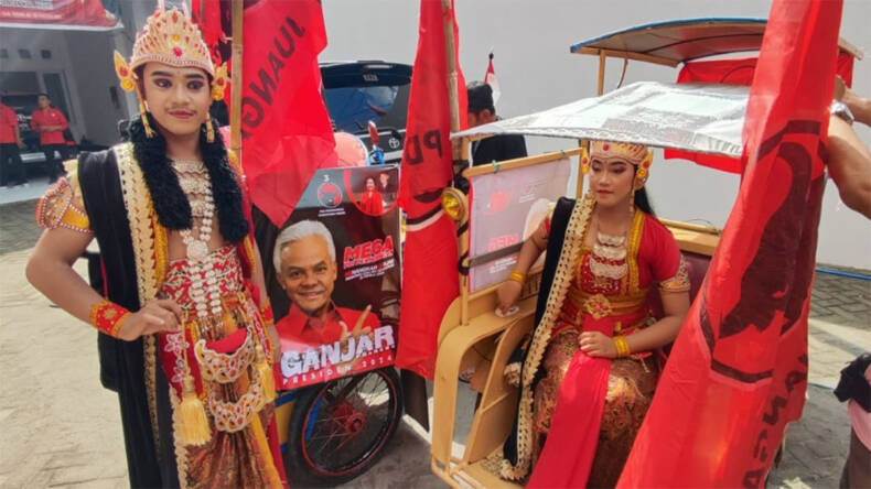 Bacaleg Banteng Kabupaten Kediri ke KPU Naik Becak Sekaligus Sosialisasikan Capres Ganjar Pranowo