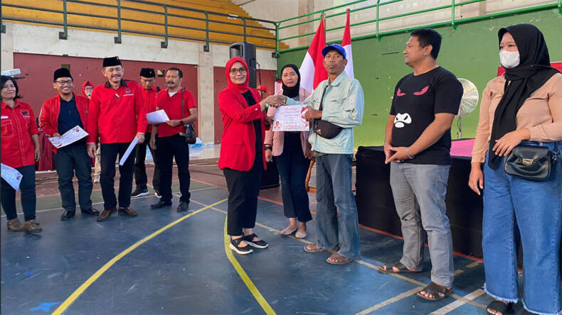 Susilowati Serahkan Beasiswa PIP Jalur Aspirasi Guruh Sukarno Putra kepada Ribuan Pelajar Tulungagung