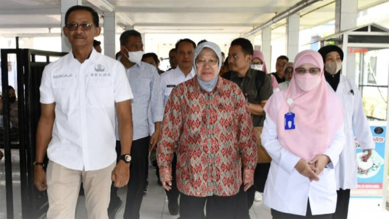 Di Tulungagung Mensos Risma Pantau Langsung Operasi Katarak Gratis