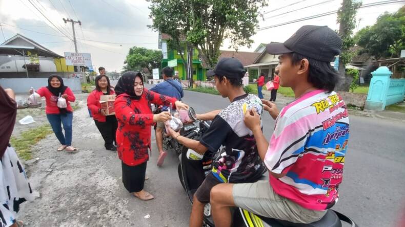 Sambut Ramadan 1445 H, Banteng Kabupaten Blitar Bagikan Ratusan Takjil ...