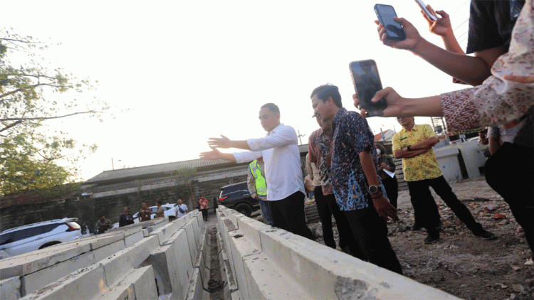 pdip-jatim-240817-ec-sidak-jalan