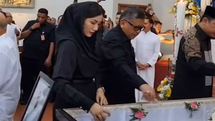 pdip-jatim-241008-novita-melayat