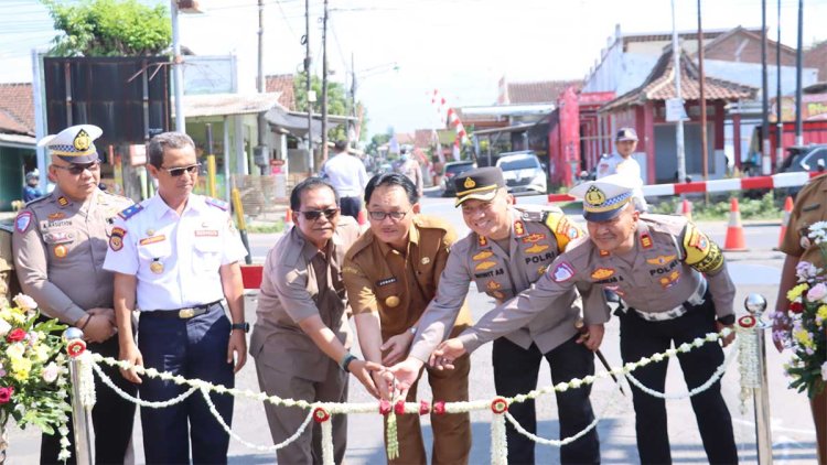 pdip-jatim-241104-palang-pintu-ka