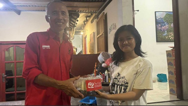 pdip-jatim-250110-tumpeng-mini-hut-1