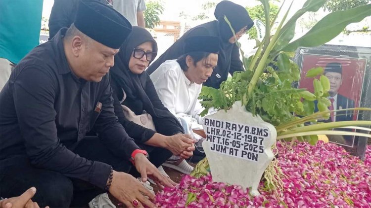 pdip-jatim-250517-pemakaman-andi-raya-6