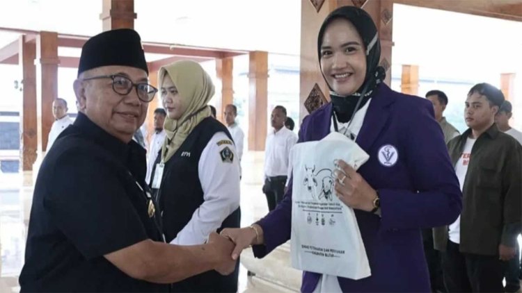 pdip-jatim-250528-pemeriksa-kesehatan-hewan