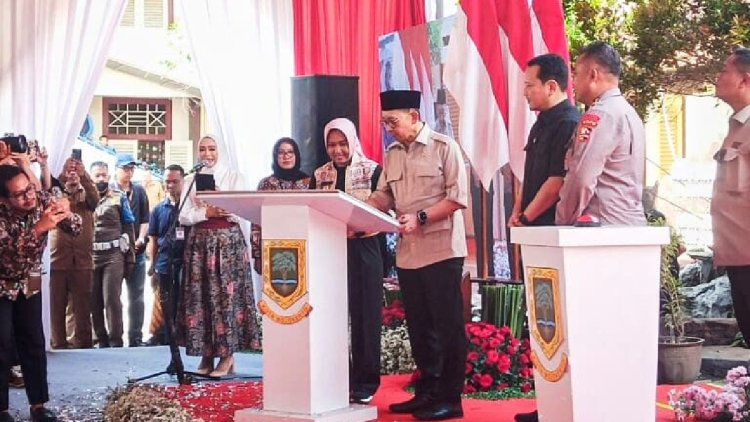 pdip jatim 250611 galeri Soekarno kecil