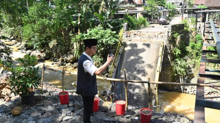 pdip jatim 250611 jembatan putus nggalek